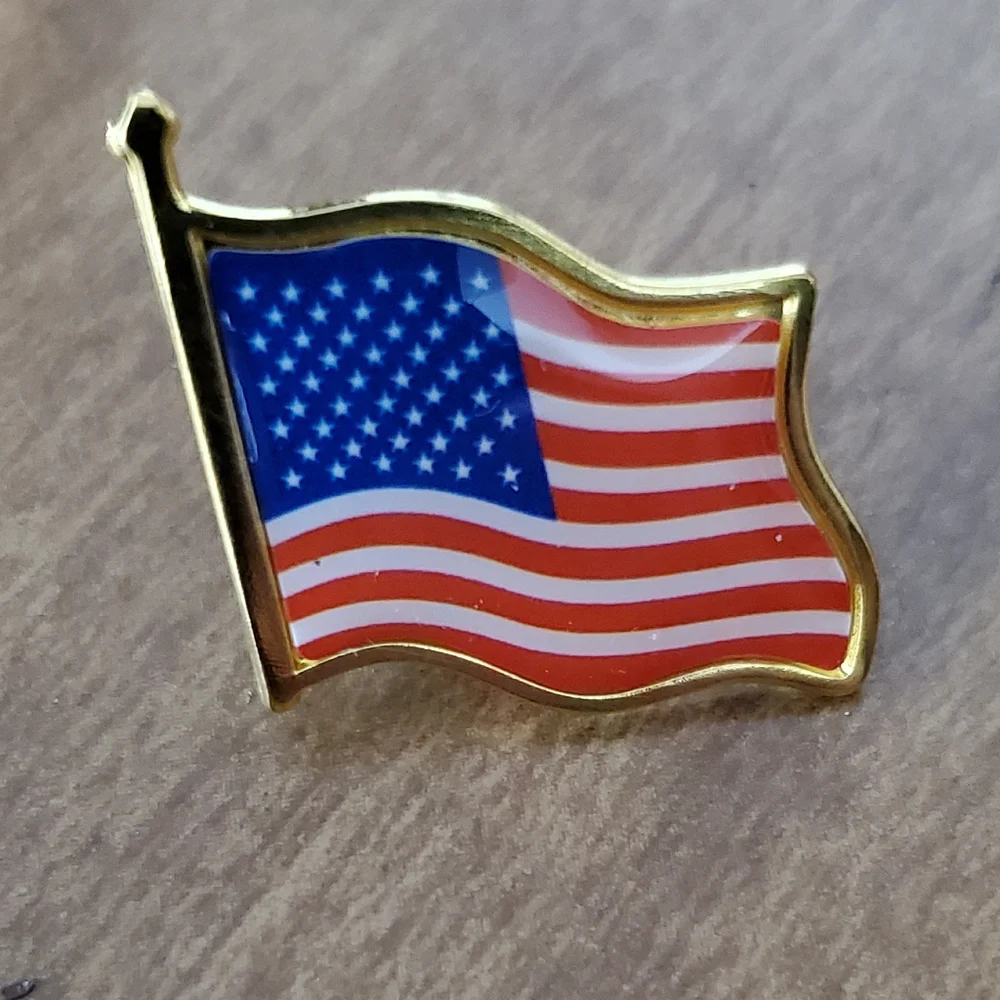 American Flag Lapel Pins, Unisex - Picture 3 of 7